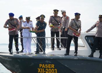 Peringatan Hari Bhayangkara ke-79 Polres Paser Gelar Tabur Bunga di Laut Pondong Baru