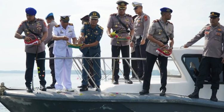 Peringatan Hari Bhayangkara ke-79 Polres Paser Gelar Tabur Bunga di Laut Pondong Baru