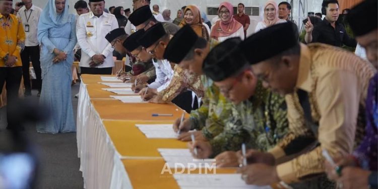 Pemprov Kaltim Serahkan Program Gratispol dan Jospol untuk Penerima Manfaat