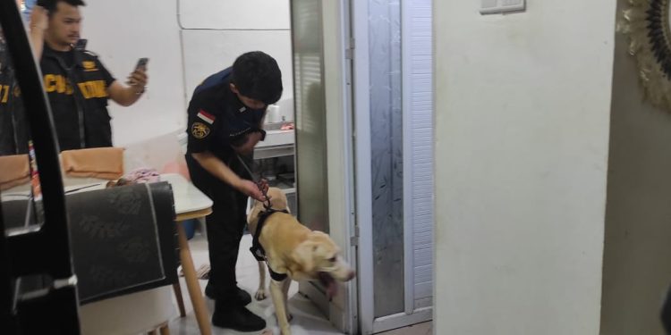 Penggerebekan Rumah Bandar Sabu di Gunung Bugis Balikpapan dengan Anjing Pelacak