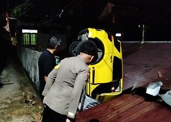 Mobil Tersangkut di Atap Rumah Warga Gunung Sari Ilir Balikpapan