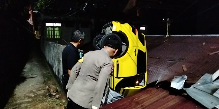 Mobil Tersangkut di Atap Rumah Warga Gunung Sari Ilir Balikpapan
