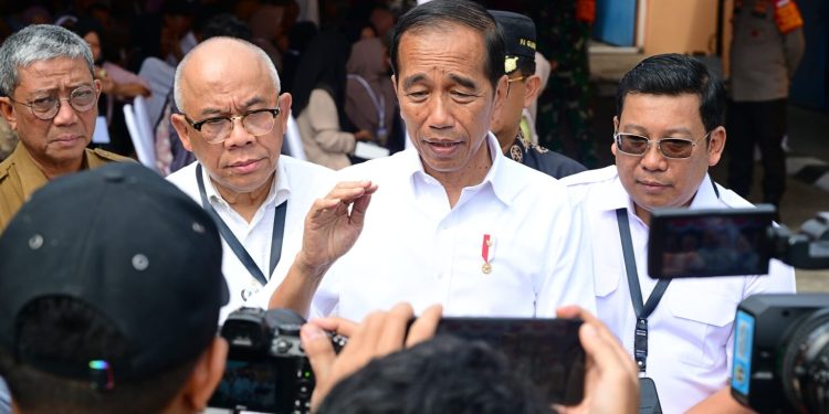 Presiden Jokowi Diperiksa 3 Jam dan Diajukan 45 Pertanyaan serta Serahkan Ijazah Asli