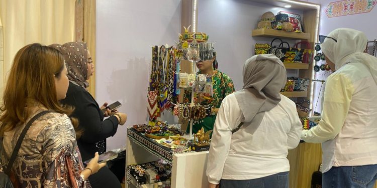 Kerajinan Kukar Hadir di Pameran HUT Dekranas dan Raih Omzet Besar