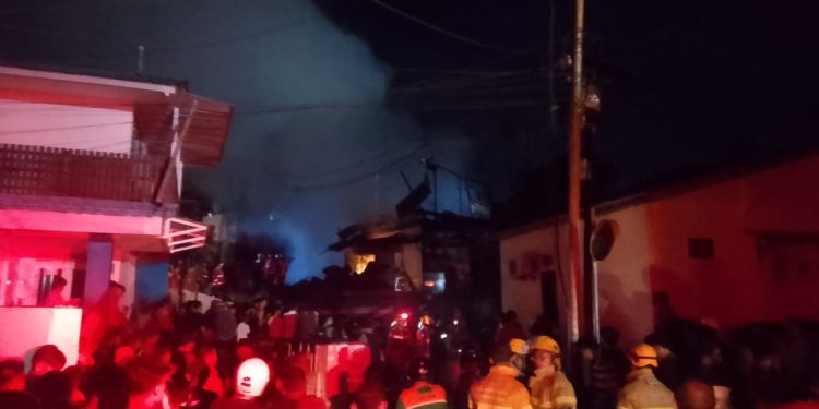 Korsleting Menyebabkan Kebakaran Besar di Gunung Sari Ulu Balikpapan, Puluhan Rumah Terbakar