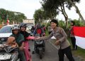 Polwan Polda Kaltim Bagikan Ratusan Bendera Merah Putih Menjelang HUT ke-80 RI