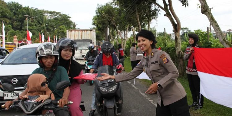 Polwan Polda Kaltim Bagikan Ratusan Bendera Merah Putih Menjelang HUT ke-80 RI