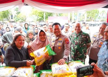 Polda Kaltim dan Bulog Salurkan 1000 Paket Beras Murah untuk Tekan Inflasi dan Daya Beli Warga