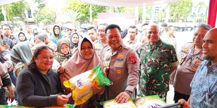 Polda Kaltim dan Bulog Salurkan 1000 Paket Beras Murah untuk Tekan Inflasi dan Daya Beli Warga
