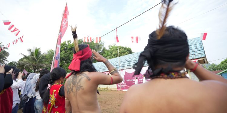 Perayaan HUT RI di Desa Adat Paser Setelah Menempuh Ratusan Kilometer