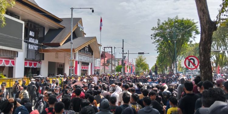 DPR Dukung Pemerintah Pusat Ambil Alih Renovasi Gedung DPRD yang Rusak karena Unjuk Rasa
