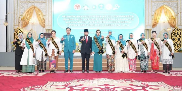 Dikukuhkan sebagai Bunda Literasi Kaltim Nyalakan Obor Pengetahuan di Benua Etam