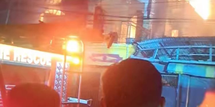 Kebakaran Besar di Graha Indah Balikpapan Menghanguskan Dua Rumah dan Toko ATK