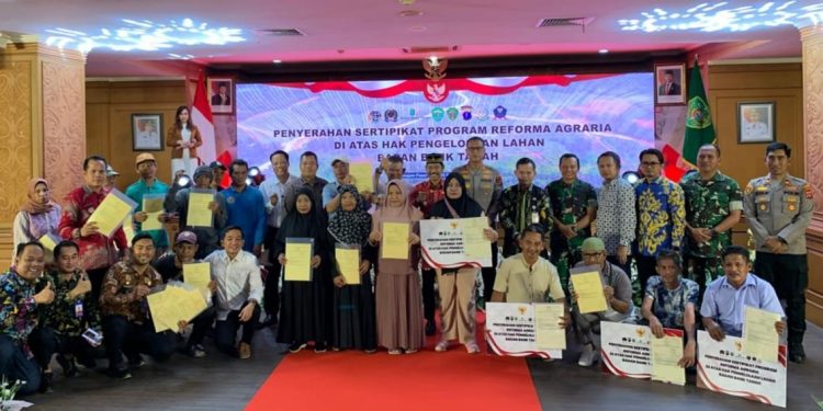 Badan Bank Tanah Serahkan Sertifikat Reforma Agraria Pertama di PPU Catat Sejarah Baru