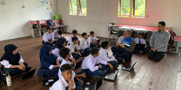 Tata Irawati, Guru Balikpapan Mengabdi di Pesisir Sepatin: Mendidik adalah Cinta dan Tanggung Jawab