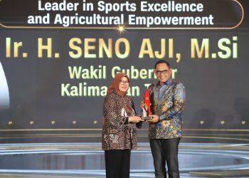 Wagub Kaltim Seno Aji Terima Penghargaan CNN Indonesia Awards 2025
