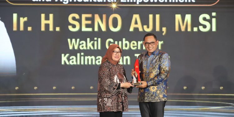 Wagub Kaltim Seno Aji Terima Penghargaan CNN Indonesia Awards 2025