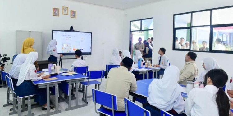 Presiden Prabowo Utamakan Sekolah 3T dalam Distribusi Panel Digital Interaktif