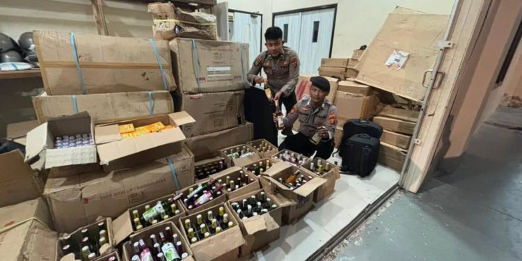 Polres Bontang Sita 176 Botol Miras Ilegal, Tiga Toko Jadi Target Penertiban
