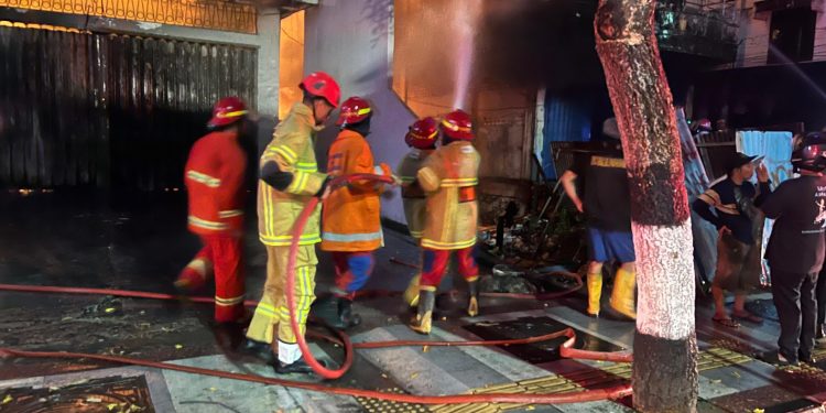 Kebakaran Ruko Klandasan Ilir Dekat Hotel Warga RT 32 Sempat Panik