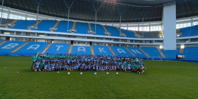 Ratusan Anak Balikpapan Ikuti Klinik Sepak Bola Bayan 2025 di Stadion Batakan