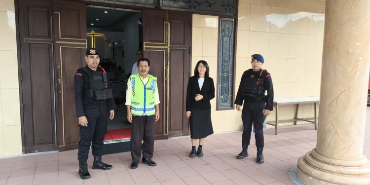 Brimob Polda Kaltim Lakukan Patroli di Gereja Balikpapan untuk Keamanan Ibadah Minggu