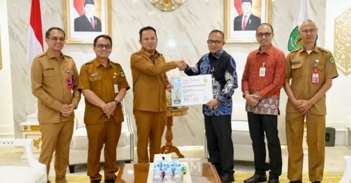 Gubernur Kaltim Dapat TPAKD Award 2025 untuk Inklusi Keuangan dan Pemberdayaan UMKM