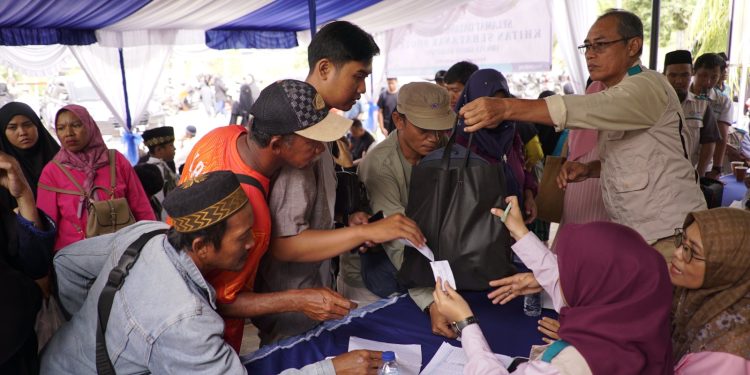 Khitan Massal dan Bantuan Guru Aksi Sosial YBM di Kaltimra