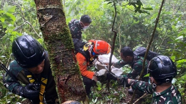 Update Evakuasi Pesawat ATR 42-500: Basarnas Temukan 9 Bagian Tubuh di Gunung Bulusaraung