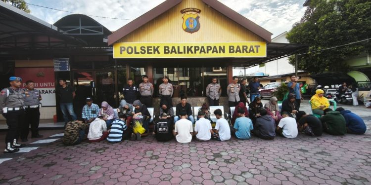 Bawa Busur Panah dan Celurit di Dini Hari, Belasan Remaja Diamankan Polisi di Balikpapan