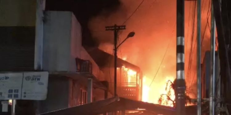 Rumah Kosong di RT 20 Gunung Sari Ulu Balikpapan Terbakar Diduga Korsleting Listrik