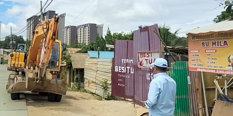 Otorita IKN Menertibkan Puluhan Lapak Besi Tua dan Warung Tuak Ilegal
