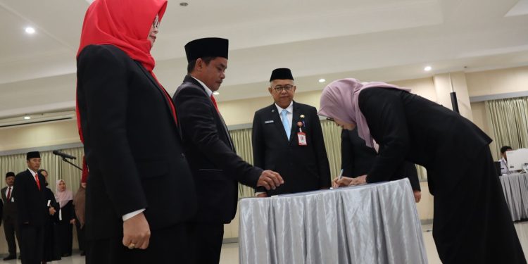 33 Pejabat Fungsional Pemprov Kaltim Dilantik, Gubernur: Anda Penggerak Inovasi, Bukan Rutinitas!