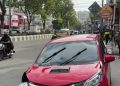 Hindari Truk, Mobil Berbelok dan Tabrak Motor Parkir di Jalan Sudirman Balikpapan