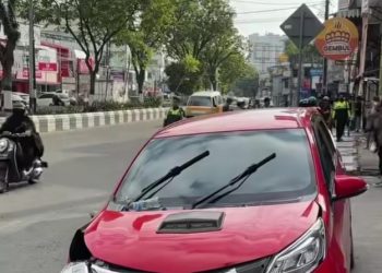 Hindari Truk, Mobil Berbelok dan Tabrak Motor Parkir di Jalan Sudirman Balikpapan