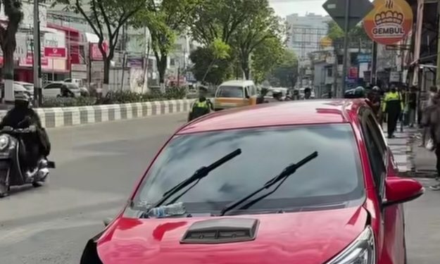Hindari Truk, Mobil Berbelok dan Tabrak Motor Parkir di Jalan Sudirman Balikpapan